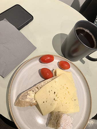 Förmiddagsfika kaffe o ostmacka o tomater