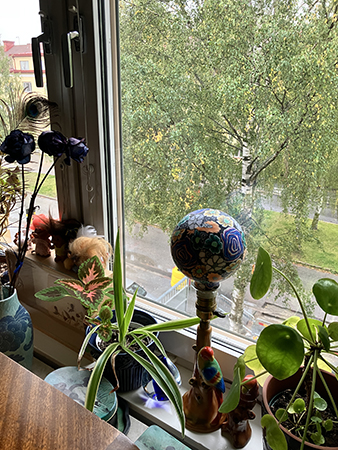 Vid fönstret i gästrummet