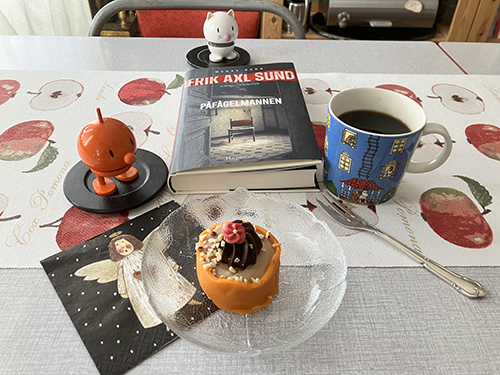 Eftermiddagsfika vid köksbordet med Noisette Hopptisarna och Påfågelmannen