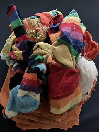 Färgglada strumpor och orange handdukar