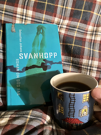 Boken Svanhopp roman om död far och kaffe på sängen
