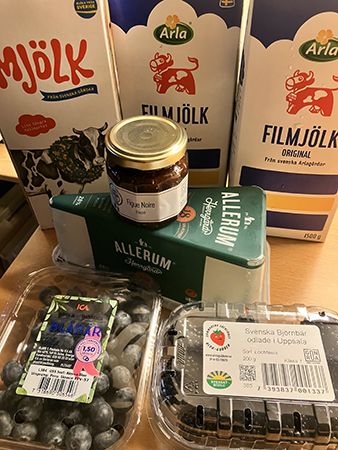 Mjölk fil ost fikonmarmelad och bär