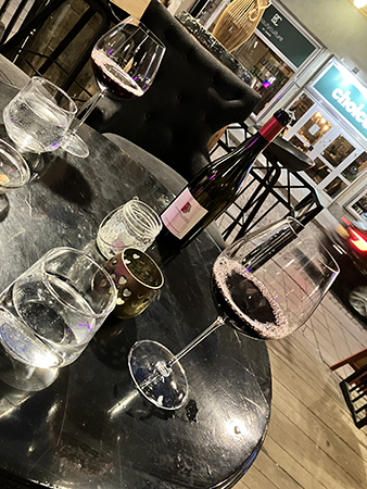 Vin o vinflaska på Vinbaren