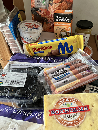 Kycklingfärs räksallad matlagningsgrädde kycklingkorv baguette ost bär servetteräpplemos kalkonfilé