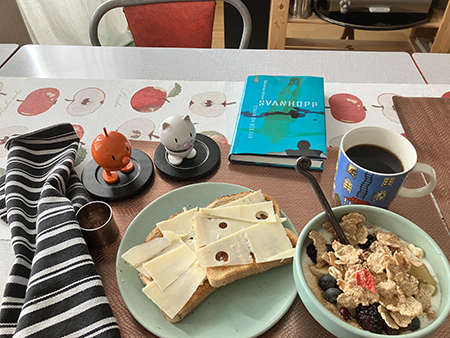 Söndagsfrukost med rostat fil Hopptisarna och boken Svanhopp