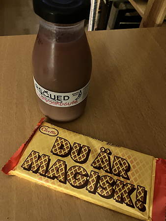 Hallon-och-jordgubbs-smoothie och kexchoklad Du är magisk