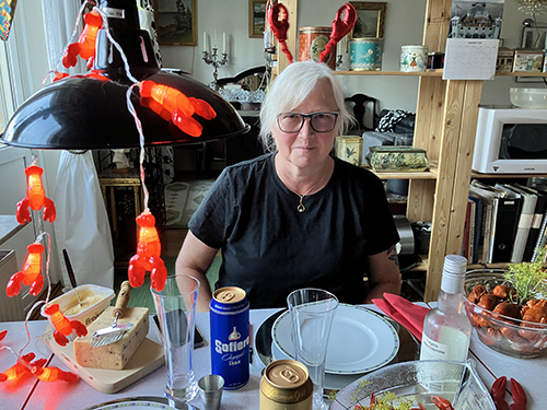 Anna redo för kräftskiva hos mig