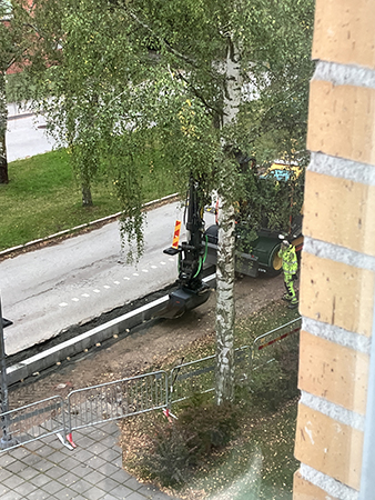 Arbete med busshållplats fotat från arbetsrumsfönstret