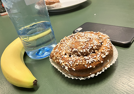 Banan vatten och kanelbulle