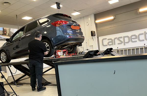 Bilen besiktigas på Carspect