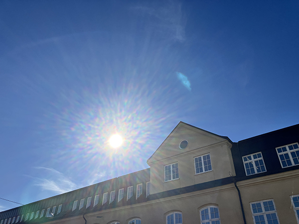 Blå himmel och sol över Cykelfabriken