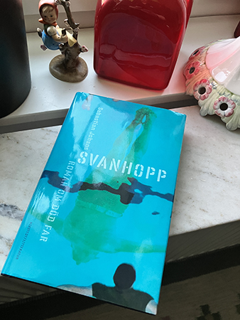 Boken Svanhopp på fönsterbrädan