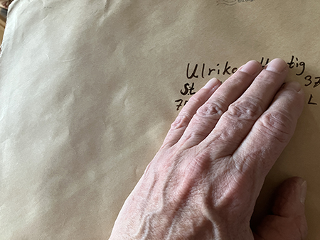 Brunt kuvert med min hand på