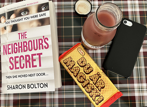 Eftermiddagsfika med The Neighbours secret smoothie o kexchoklad Du är magisk