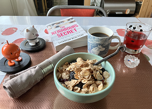 Fredagsfrukost med Hopptisarna och The Neighbours secret fil kaffe medicin tranbärsdryck