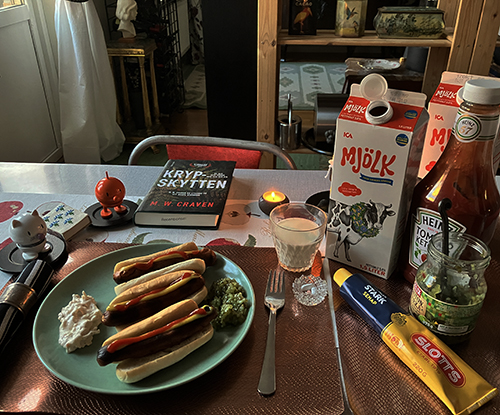Grillade kycklingkorvar med bröd räksallad bostongurka Hopptisarna och Krypskytten