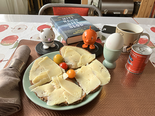 Hemmalunch fredag mackor ägg med Hopptisarna och boken Mitt namn ditt blod