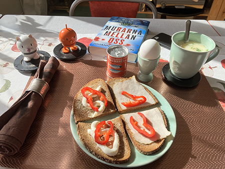 Hemmalunch med Hopptisarna o Murarna mellan oss mackor ägg o Varma koppen sparris