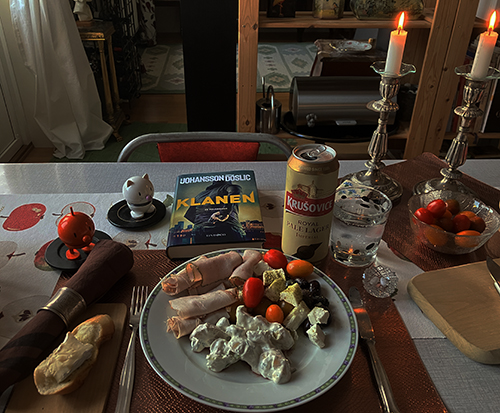 Kallskuret med krämig potatissallad tomater oliver fetaost Krusoviceöl Hopptisarna och Klanen Kallskuret med krämig potatissallad tomater oliver fetaost Krusoviceöl Hopptisarna och Klanen