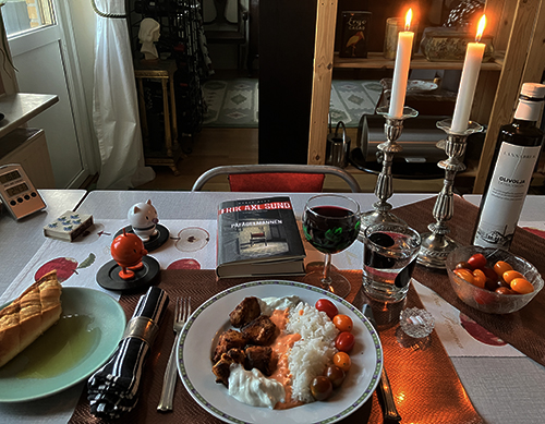 Kolgrillad kyckling med ris paprikaröra tzatziki bröd rödvin Hopptisarna och Påfågelmannen