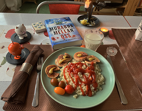 Kycklingkorv o makaroner med Hopptisarna Murarna mellan oss o tända ljus