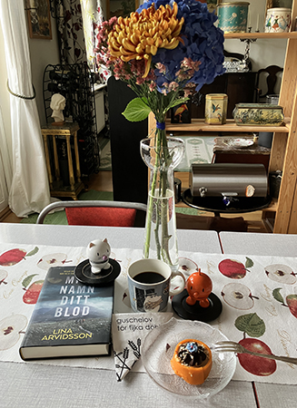 Lördagsfika med Noisette Mitt namn ditt blod Hopptisarna och blommor från Nya Björck Blomsterhandel Lördagsfika med Noisette Mitt namn ditt blod Hopptisarna och blommor från Nya Björck Blomsterhandel