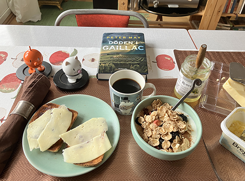 Lördagsfrukost med rostat bröd fil Hopptisarna och Döden i Gaillac