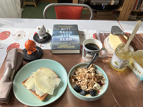 Lördagsfrukost med rostat o fil Hopptisarna o boken Mitt namn ditt blod Lördagsfrukost med rostat o fil Hopptisarna o boken Mitt namn ditt blod