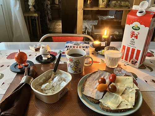 Mackor tomater krämig potatissallad tända ljus Hopptisarna och Murarna mellan oss
