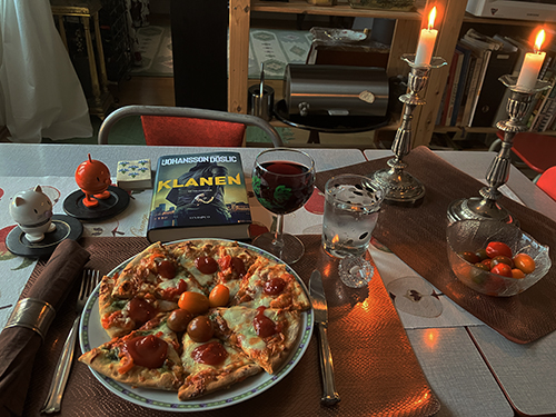 Mozzarellapizza bardolinovin Hopptisarna tomater Klanen och tända ljus