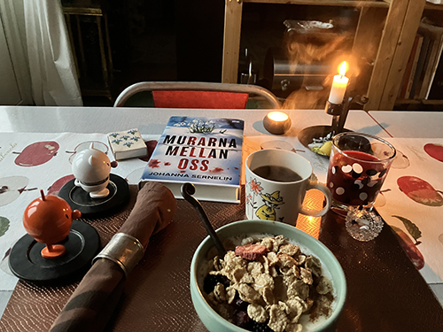 Onsdagsfrukost med rykande hett kaffe Hopptisarna Murarna mellan oss o tända ljus