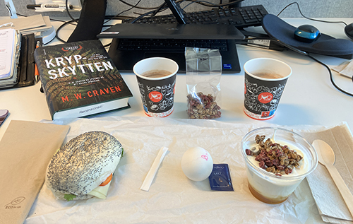 Onsdagsskrivbordslunch med Krypskytten macka varm choklad ägg o ypghurt