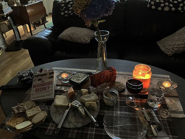 Ost kex vin och boken The Neighbours secret