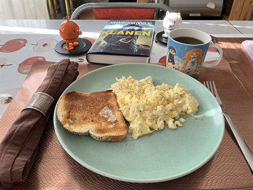 Rostat bröd och äggröra kaffe Hopptisarna Klanen