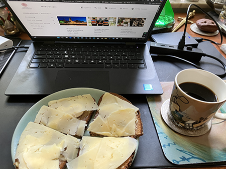 Skrivbordslunch mackor o kaffe hemma