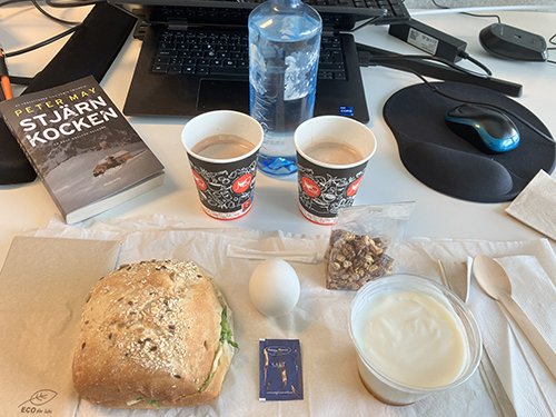 Skrivbordslunch med Stjärnkocken varm choklad macka yoghurt müsli o ägg