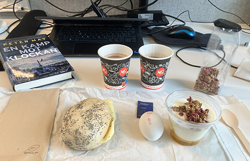 Skrivbordslunch på jobbet med En kamp mot klockan