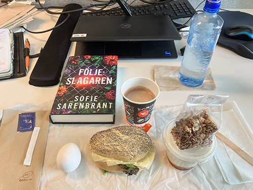 Skrivbordslunch på jobbet med Följeslagaren ägg macka o yoghurt