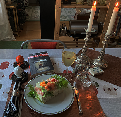 Smörgåstårta o vitt vin tända ljus Hopptisarna och Påfågelmannen Smörgåstårta o vitt vin tända ljus Hopptisarna och Påfågelmannen