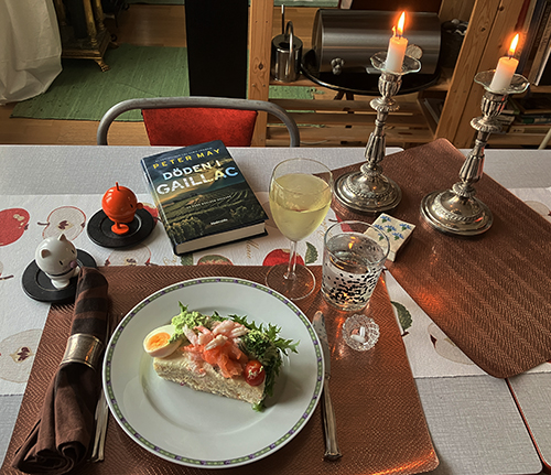 Smörgåstårta och riesling Hopptisarna Döden i Gaillac och tända ljus