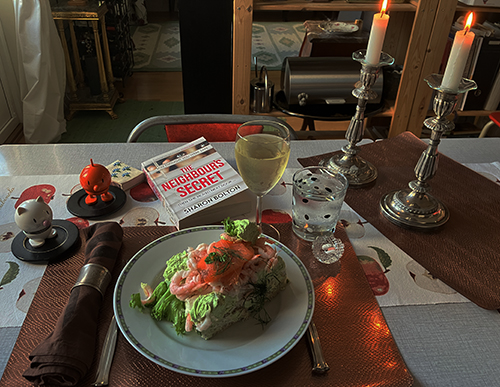 Smörgåstårtbit och riesling Hopptisarna och The Neighbours secret