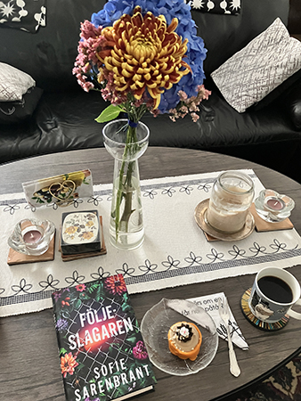 Söndagsfika med Noisette Följeslagaren och helgbukett från Nya Björck Blomsterhandel