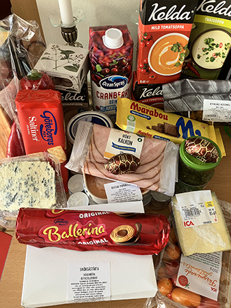 Soppor tranbärsdryck ost choklad kex tomater värmeljus kalkonpålägg kartong pås