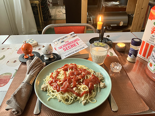 Spaghetti o kycklingfärs Hopptisarna The neighbours secret o tända ljus