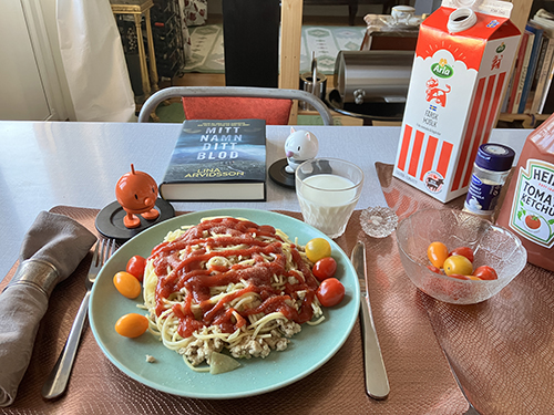 Spaghetti o kycklingfärs med ketchup tomater Hopptisarna och Mitt namn ditt blod