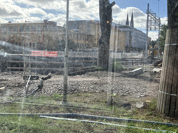 St Olofsbygget vid järnvägen bakom skitigt plastfönster 19 sep 2025