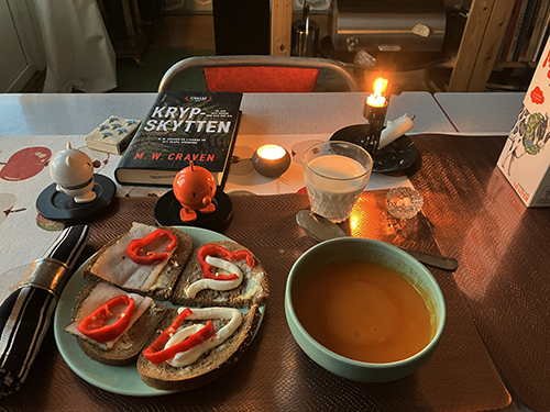 Tomatsoppa och mackor med Hopptisarna och Krypskytten