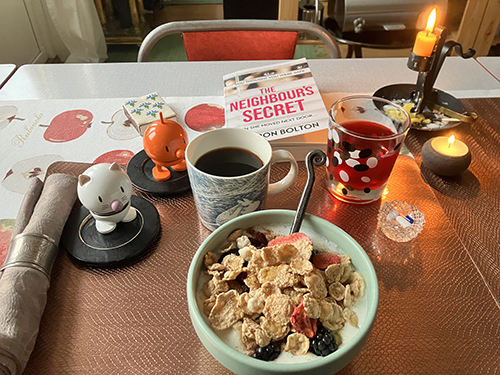 Torsdagsfrukost med Hopptisarna och The Neighbours secret