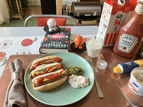 Tre grillade kycklingkorvar med bröd räksallad bostongurka Hopptisarna och Följeslagaren