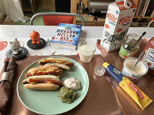 Tre grillade kycklingkorvar med bröd räksallad o bostongurka Hopptisarna o Murarna mellan oss